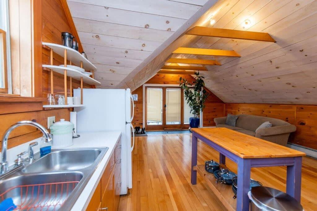 Bright And Cozy Treehouse Apartment バーリントン エクステリア 写真
