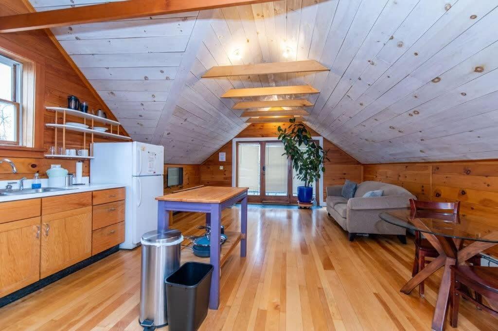 Bright And Cozy Treehouse Apartment バーリントン エクステリア 写真