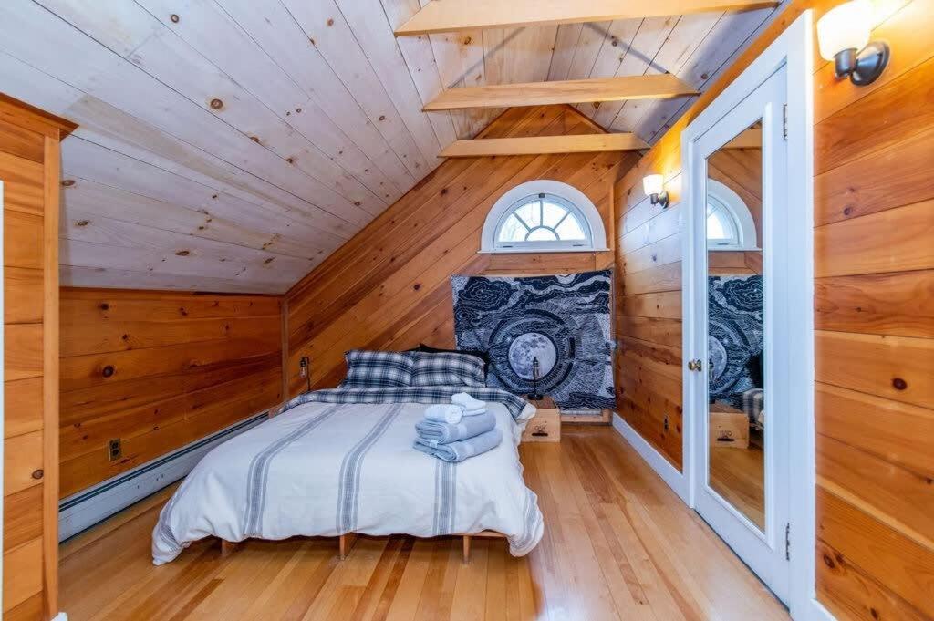 Bright And Cozy Treehouse Apartment バーリントン エクステリア 写真