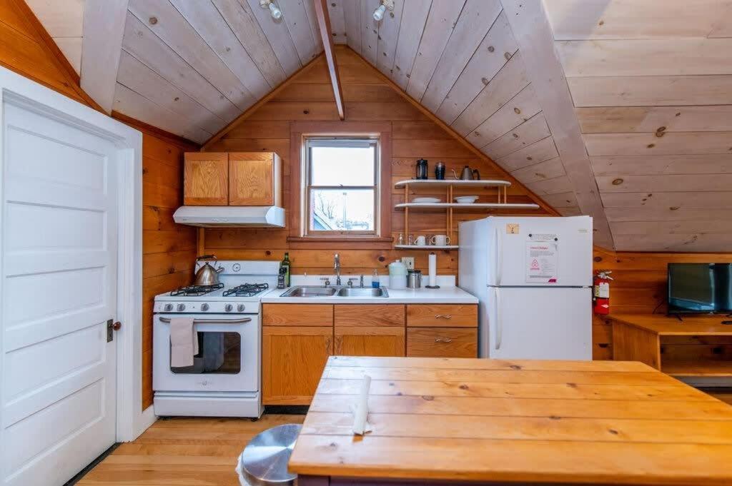 Bright And Cozy Treehouse Apartment バーリントン エクステリア 写真