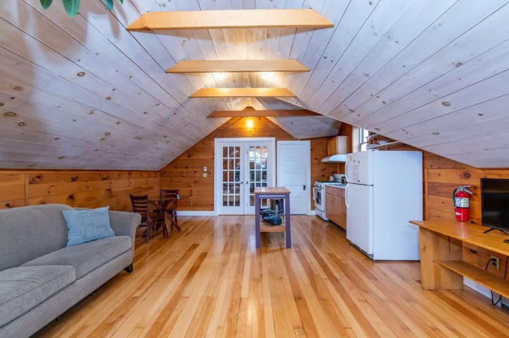 Bright And Cozy Treehouse Apartment バーリントン エクステリア 写真
