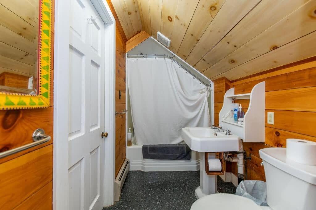 Bright And Cozy Treehouse Apartment バーリントン エクステリア 写真